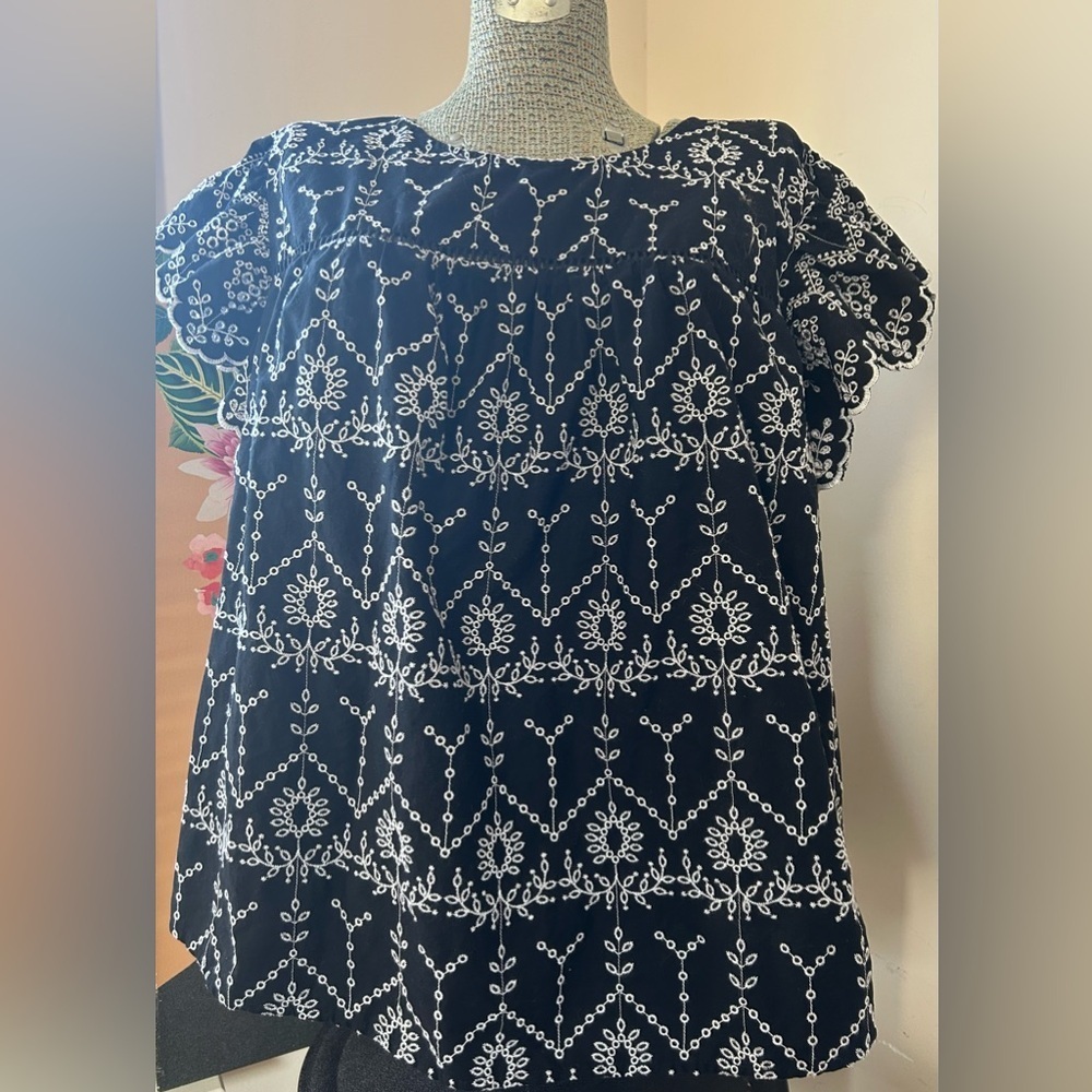 CROWN & IVY GORGEOUS BLACK/WHITE EYELET FLUTTER CAP SLEEVE TOP. Sz. 3X. - Picture 7 of 9